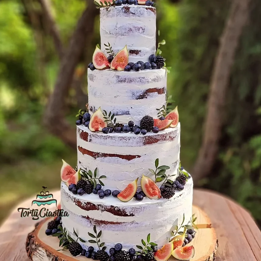 Piętrowy tort urodzinowy