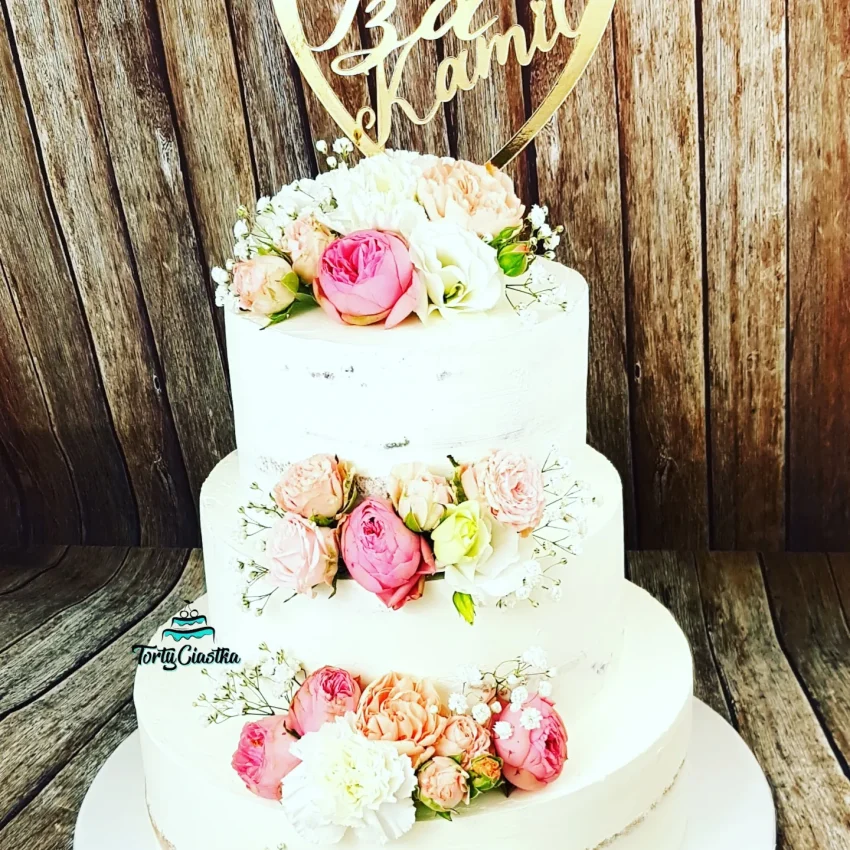 Tort ślubny- piętrowy z kwiatami
